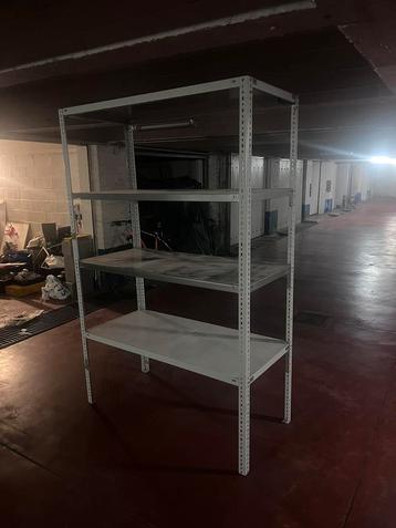 Metalen plank  beschikbaar voor biedingen
