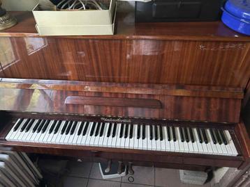 Piano (kan thuis weggebracht worden) beschikbaar voor biedingen