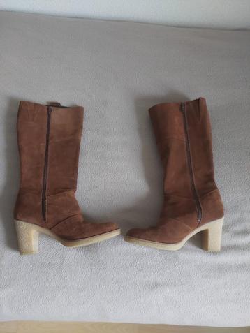 HOGE SUEDE BRUINE LAARZEN MAAT 40  beschikbaar voor biedingen