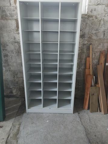 Armoire de rangement métallique disponible aux enchères