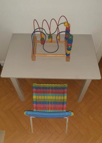 Kindertafel met kleurrijke stoel + educatief spel beschikbaar voor biedingen