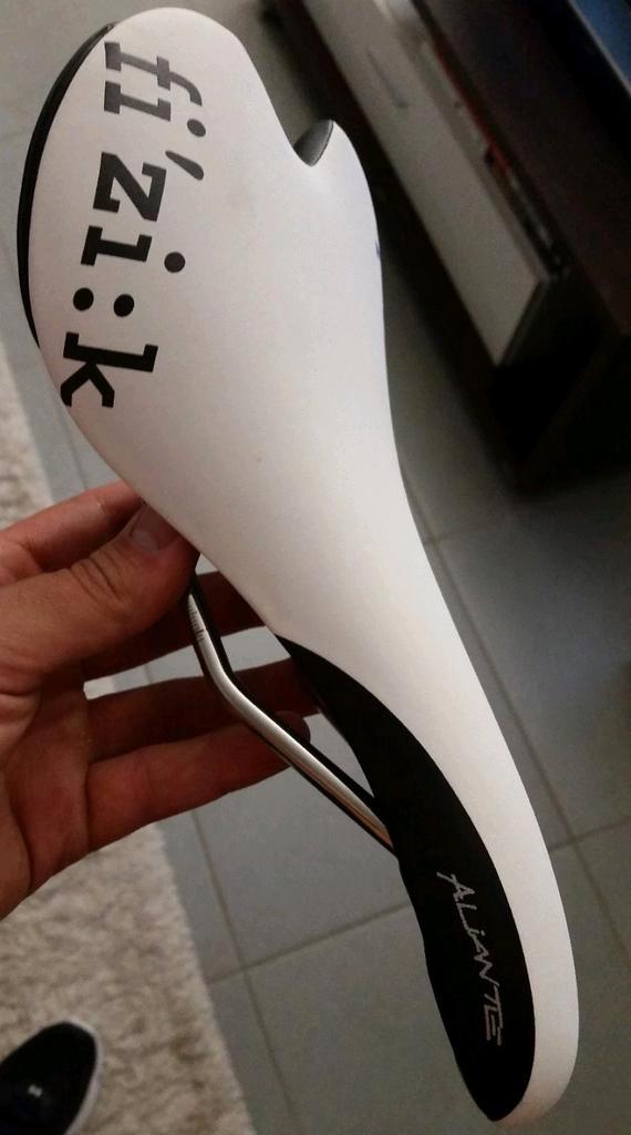 Fizik Aliante zadel – Handmade in Italy – Nieuw (ongebruikt), Fietsen en Brommers, Fietsonderdelen, Zo goed als nieuw, Stuur, Ophalen of Verzenden