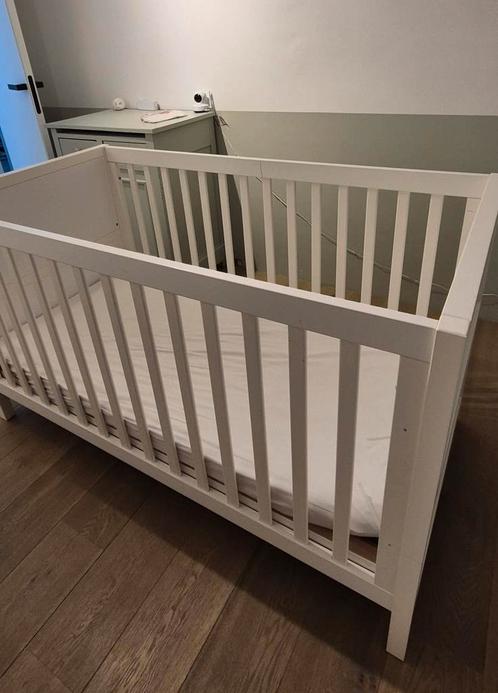 Babybed/peuterbed childwood met accesoires, Kinderen en Baby's, Kinderkamer | Bedden, Gebruikt, Matras, Ophalen