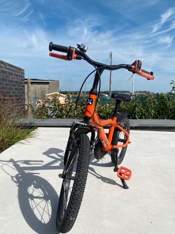 Oranje fiets beschikbaar voor biedingen