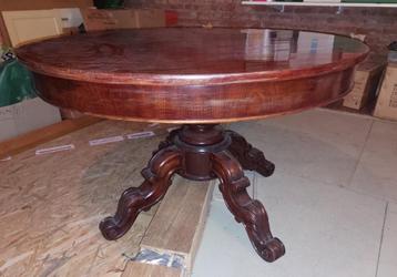 Ronde antieke salontafel beschikbaar voor biedingen