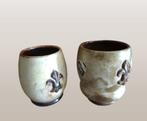 Grès avec fleur de lis, 2 chopes mugs tournés main pour:, Antiquités & Art, Enlèvement ou Envoi