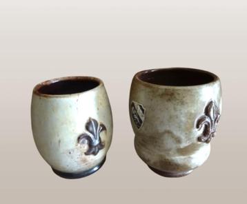 Grès met fleur-de-lis, 2 handgedraaide pinten mokken voor: beschikbaar voor biedingen