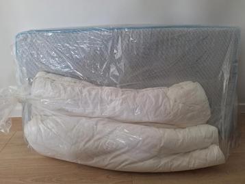 Matras met dons en laken beschikbaar voor biedingen
