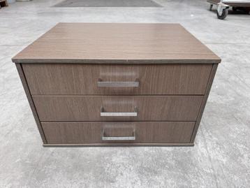 Luxe kastje met 3 lades beschikbaar voor biedingen