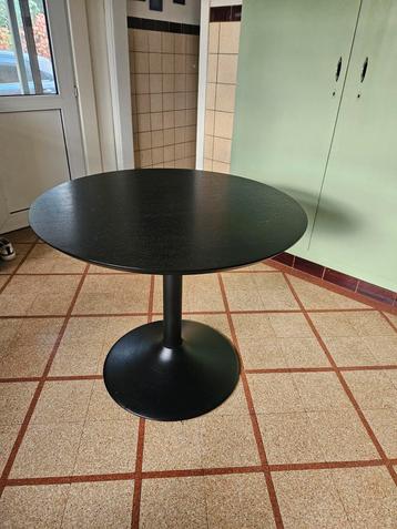 Zwarte ronde tafel  beschikbaar voor biedingen