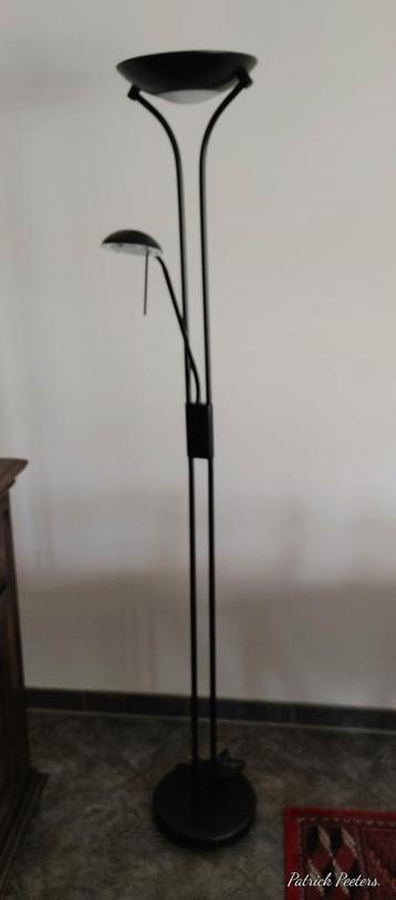 Twee halogeenlampen. beschikbaar voor biedingen