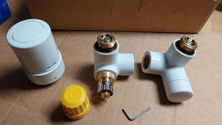 Danfoss Kit de raccordement design gauche 1/2 pour radiateur, Doe-het-zelf en Bouw, Sanitair, Nieuw, Overige typen, Ophalen of Verzenden