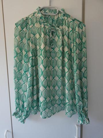 Groen-witte blouse beschikbaar voor biedingen