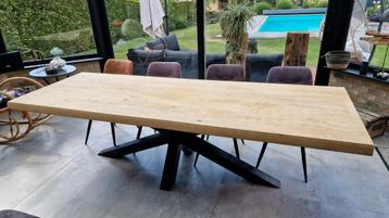 Grote tafel van natuurlijk eikenhout  beschikbaar voor biedingen