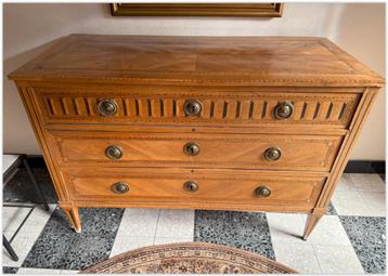 stijlvolle antieke commode met zeer mooi inlegwerk beschikbaar voor biedingen