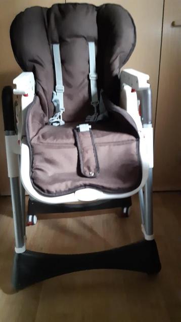 Hoge veilige Kinderstoel kleur bruin en wit beschikbaar voor biedingen