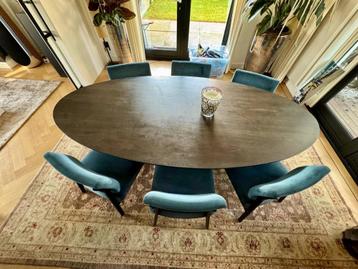 Low Dining eetkamertafel en stoelen beschikbaar voor biedingen