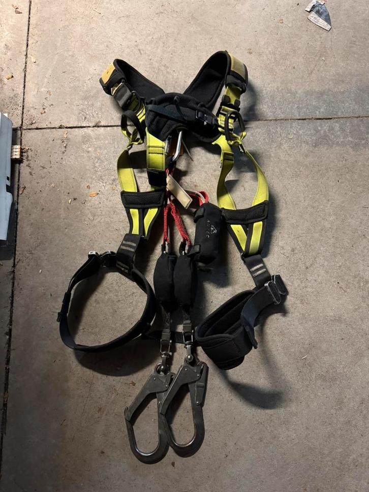 Professioneel veiligheidsharnas met 2 grote karabijnhaken, Sports & Fitness, Escalade, Comme neuf, Enlèvement ou Envoi