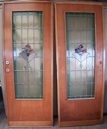 5 oude deuren met glas