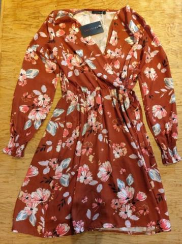 Robe fleurie Lola Liza neuve avec etiquette. beschikbaar voor biedingen