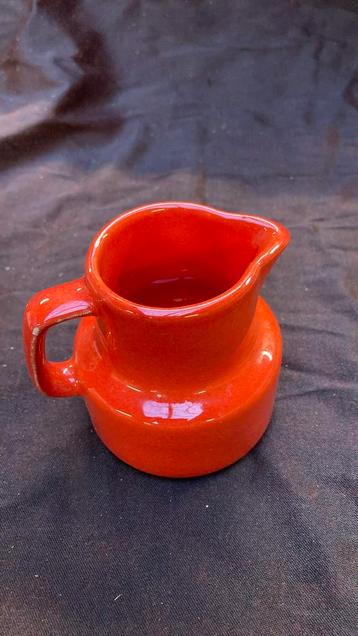 Vintage retro aardewerk melkkannetje beschikbaar voor biedingen