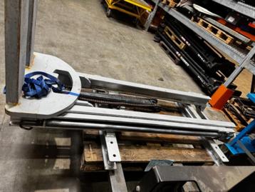 Duplexmast met freelift beschikbaar voor biedingen