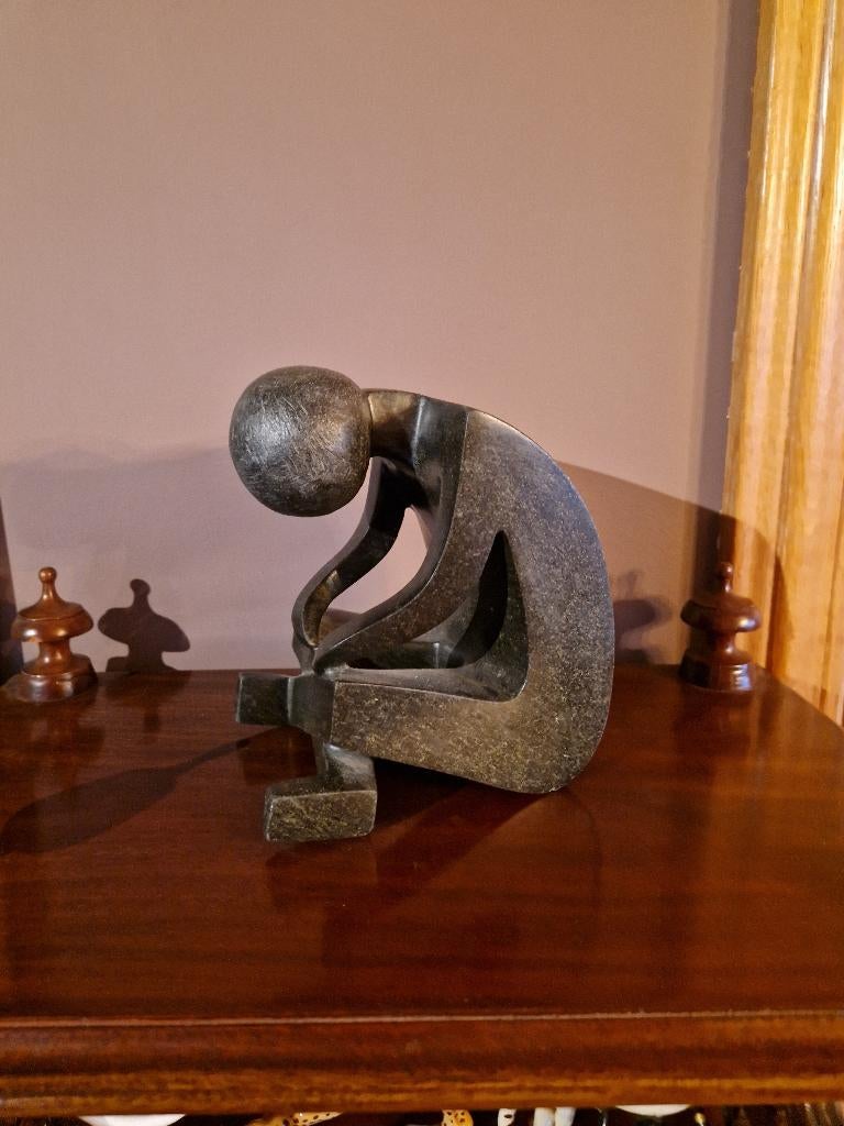 Decoratief beeld "de denker" in steen uit Mbigou, Gabon, Antiek en Kunst, Kunst | Designobjecten, Ophalen of Verzenden