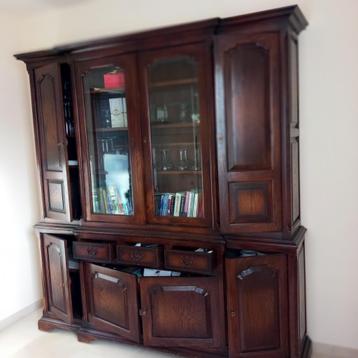 Massief eiken vitrinekast beschikbaar voor biedingen