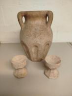 Stenen vaas met 2 bijhorende potjes., Enlèvement