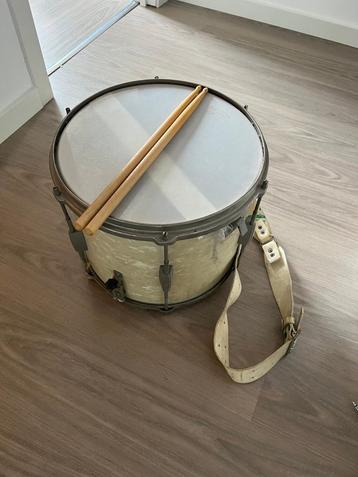 snaardrum met stick en riem beschikbaar voor biedingen