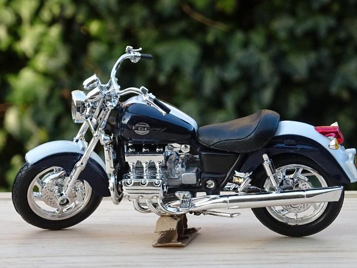 Moto Honda F6C - 1/18, Hobby & Loisirs créatifs, Voitures miniatures | 1:18, Comme neuf, Moteur, Burago, Enlèvement ou Envoi