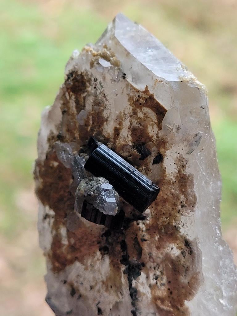 Schorl toermalijn op kwarts en kwartspunt 2 stuks, Verzamelen, Mineralen en Fossielen, Mineraal, Ophalen of Verzenden
