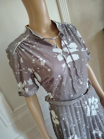 Vintage grijze jurk met bijhorende ceintuur beschikbaar voor biedingen