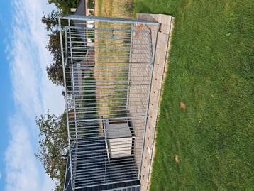 Gehalveerde hondenkennel met deur beschikbaar voor biedingen