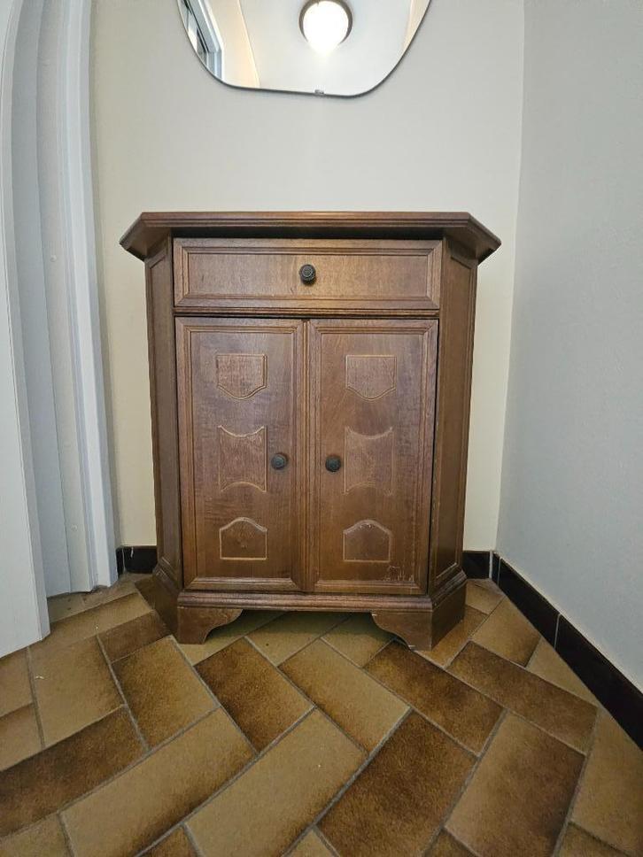 Compact houten kastje – Zelf op te halen in Asse, Huis en Inrichting, Slaapkamer | Nachtkastjes, Zo goed als nieuw, 70 cm of meer