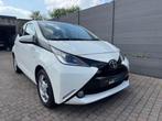 Toyota Aygo - NAVI - CAMERA - **25000KM**, Auto's, Toyota, Voorwielaandrijving, Euro 5, Stof, Wit