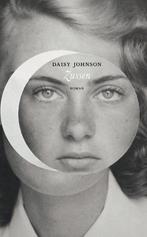 Te Koop Boek ZUSSEN Daisy Johnson, Boeken, Wereld overig, Verzenden, Zo goed als nieuw, Daisy Johnson