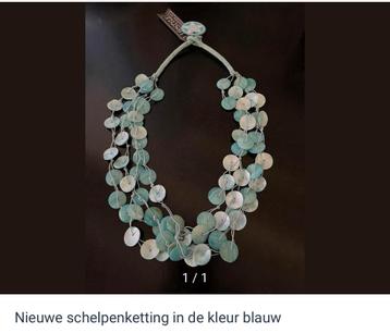 Nieuwe aquablauwe schelpen ketting beschikbaar voor biedingen
