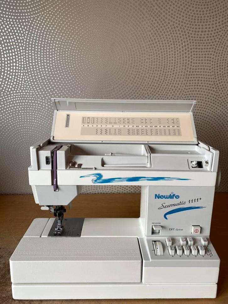 NAAIMACHINE NEWLIFE SEWMATIC 1111 MET DFT DUBBEL TRANSPORT, Hobby en Vrije tijd, Naaimachines en Toebehoren, Gebruikt, Naaimachine