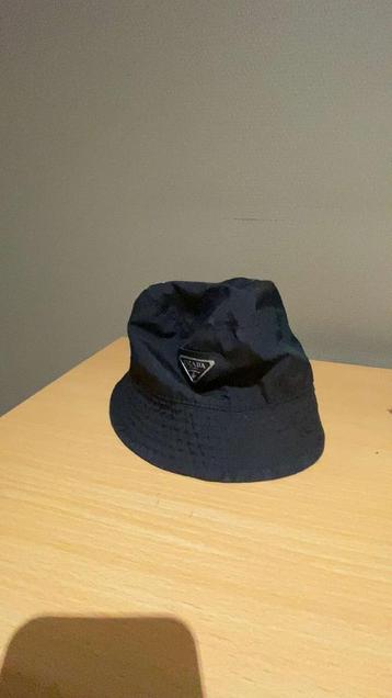 Prada hoed, Enlèvement, Porté, Chapeau