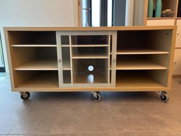 IKEA tv-meubel op wielen met glazen deuren  beschikbaar voor biedingen
