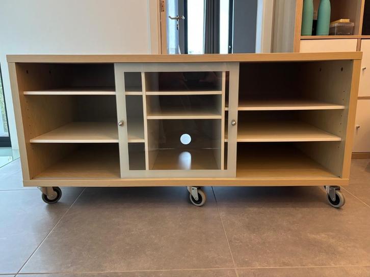 IKEA tv-meubel op wielen met glazen deuren, Huis en Inrichting, Kasten |Televisiemeubels, Gebruikt, Minder dan 100 cm, 100 tot 150 cm