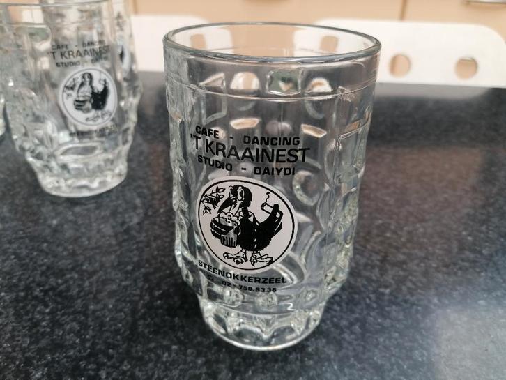 8 bierglazen met oor, mug, glas 't kraainest Steenokkerzeel, Verzamelen, Glas en Drinkglazen, Bierglas, Ophalen of Verzenden