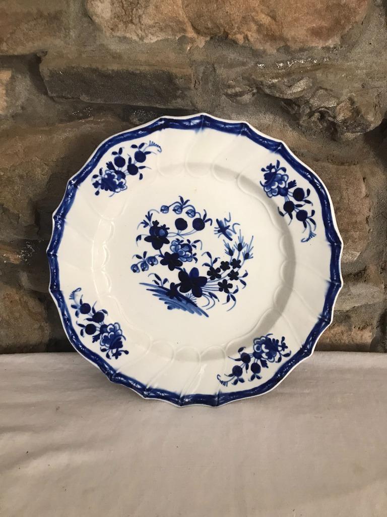 Antiek bord in zacht porselein uit Doornik, Antiek en Kunst, Antiek | Porselein, Ophalen of Verzenden