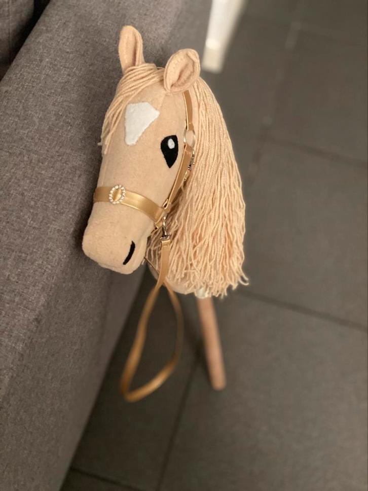 Fantastisch beige stokpaard hobbyhorse met lange manen!, Kinderen en Baby's, Speelgoed | Knuffels en Pluche, Nieuw, Paard, Ophalen of Verzenden