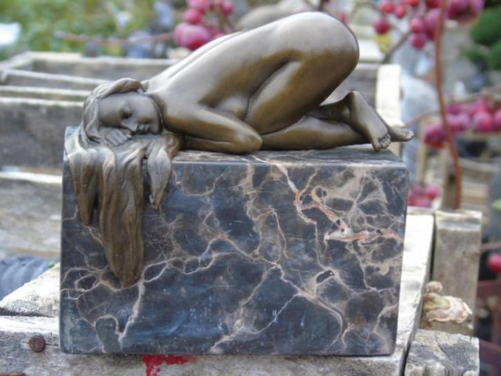 Naakte vrouw die in haar bronzen haar slaapt, gesigneerd, Antiek en Kunst, Antiek | Brons en Koper, Brons, Ophalen