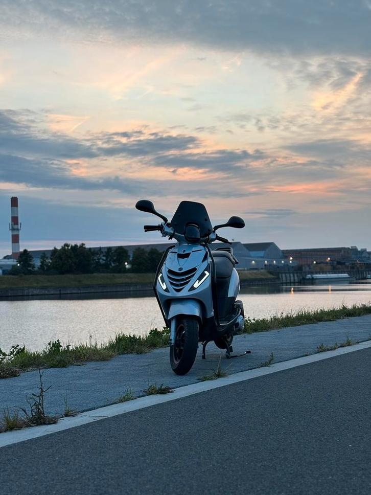 Piaggio Zip 4takt iget E5, Fietsen en Brommers, Scooters | Piaggio, Zo goed als nieuw, Zip, Klasse B (45 km/u), Benzine, Ophalen