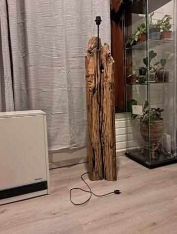 Unieke volhouten staande lamp beschikbaar voor biedingen
