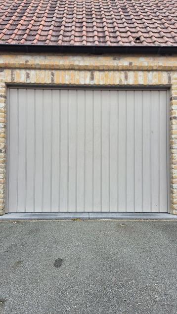 Houten garagepoort beschikbaar voor biedingen