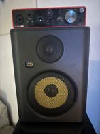 On top is a Focusrite Scarlett 2i2 USB audio i, Enlèvement, Comme neuf